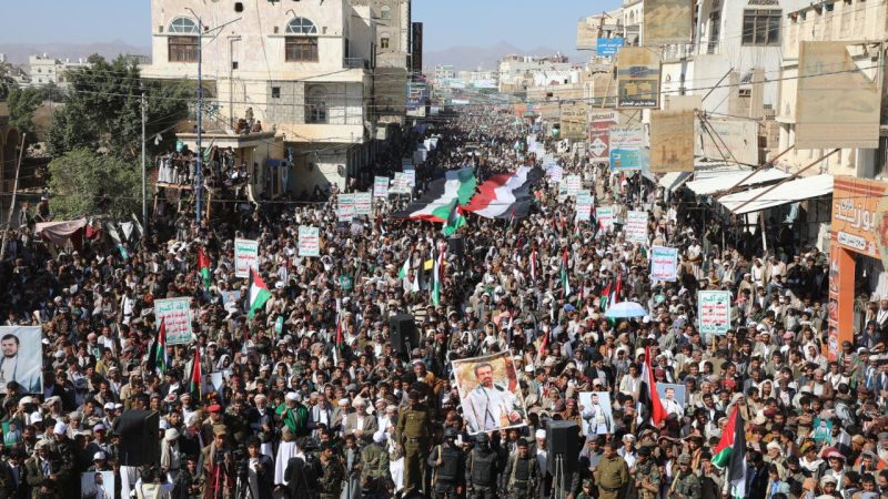 مسيرات حاشدة بصعدة تحت شعار ” معكم حتى النصر والأمريكي لن يوقفنا “